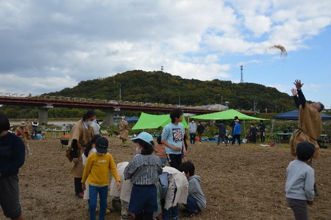 小田川河川敷で麦まきイベント開催