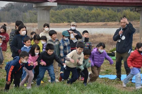 小田川河川敷で麦踏みイベント開催